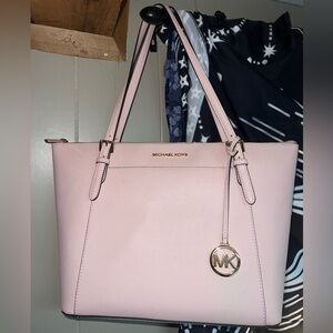 Michael Kors Ciara Large Top Zip Tote
Blossom Pink